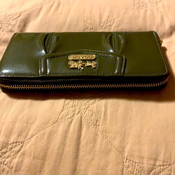 🪴EUC Patent Leather Zip Wallet🪴 - Picture 3 of 5